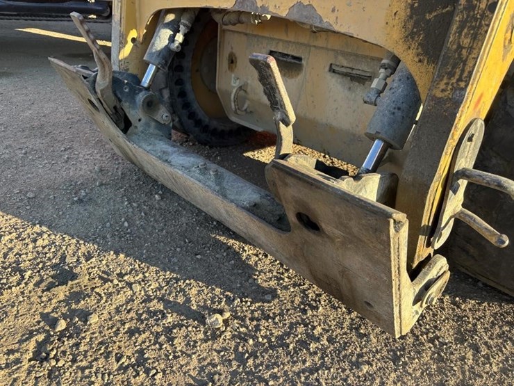 2014-caterpillar-226b3-image-9
