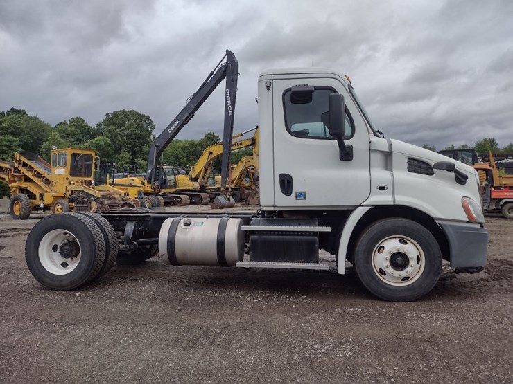14-freightliner-cascadia-cab-&-chassis^title^-(qea-4750)-image-3