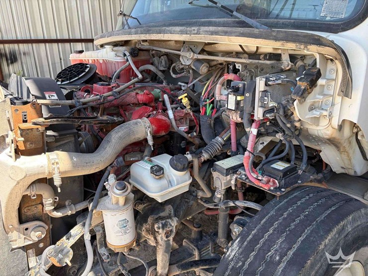 2016-freightliner-m2-106-image-6