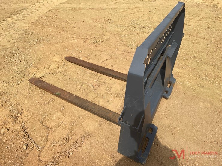m5-48"-forks-skid-steer-attachment-image-4