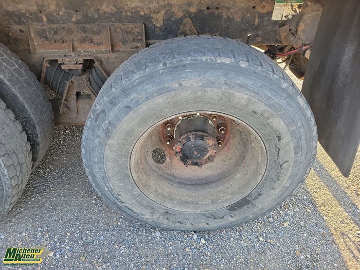 2000-freightliner-fl80-image-11