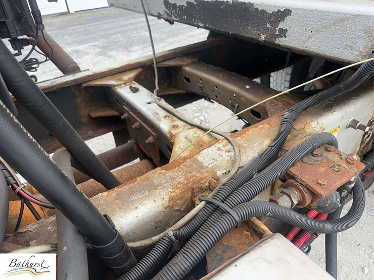 2010-freightliner-m2-106-image-22