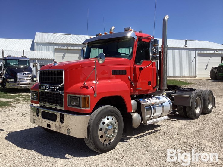 2020-mack-pinnacle-64t-image-1