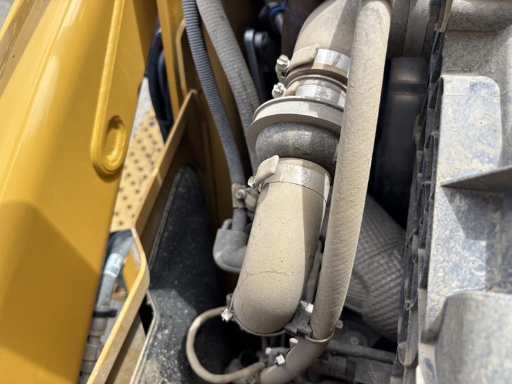2022-caterpillar-430-image-59