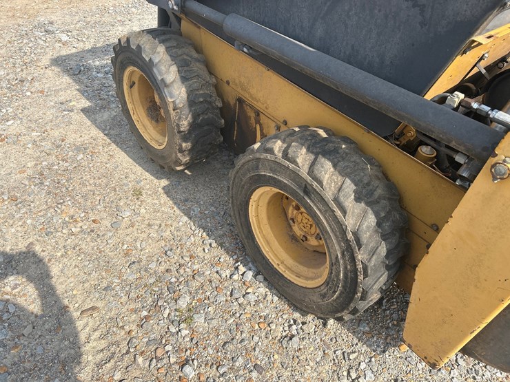 new-holland-l250-image-5