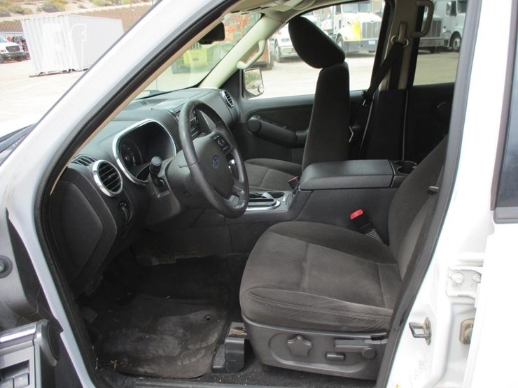 2010-ford-explorer-xlt-image-7