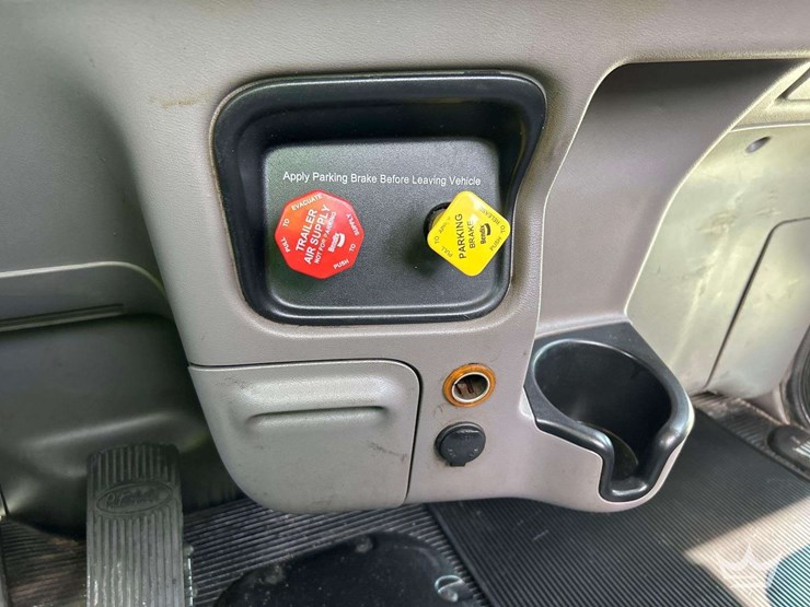 2020-peterbilt-389-image-19