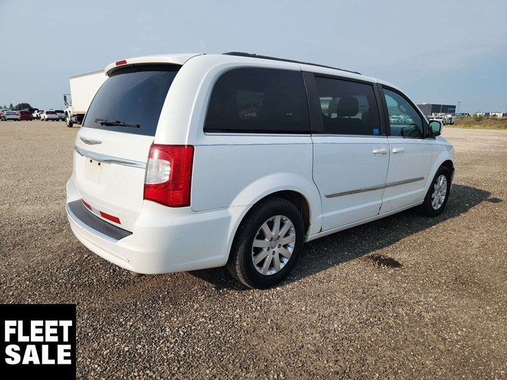 2016-chrysler-town-&-country-image-3