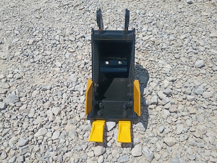 #l63-037-•-8"-bucket-mini-excavator-attachment-image-5