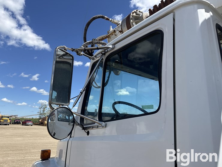 2003-freightliner-fl70-image-9