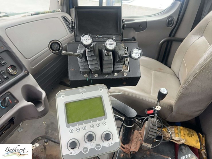 2010-freightliner-m2-106-image-26
