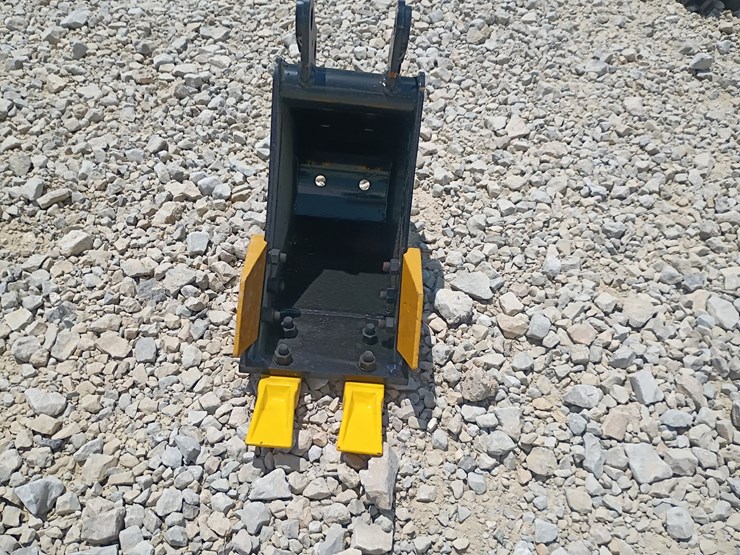 #l63-034-•-8"-bucket-mini-excavator-attachment-image-1