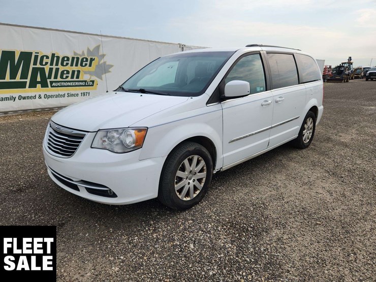 2015-chrysler-town-&-country-image-1