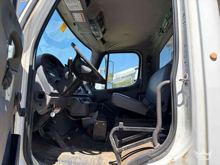 2018-freightliner-m2-106-image-10