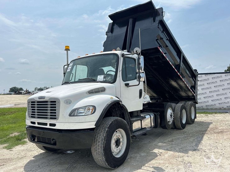 2013-freightliner-m2-106-image-1