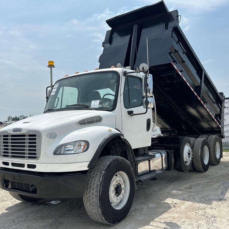 2013 FREIGHTLINER M2 106