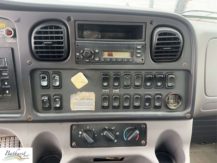 2010-freightliner-m2-106-image-28