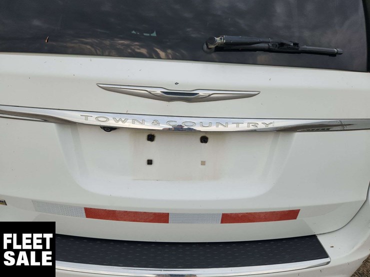 2015-chrysler-town-&-country-image-65