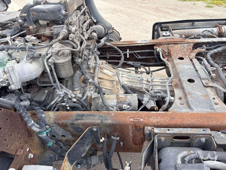 2011-isuzu-npr-image-11