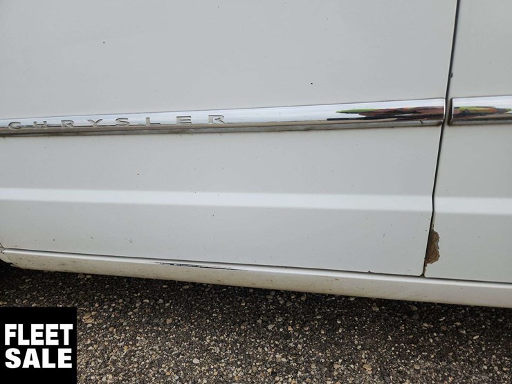2015-chrysler-town-&-country-image-57