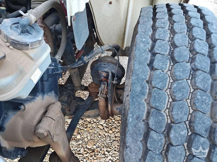 2014-freightliner-m2-106-image-22