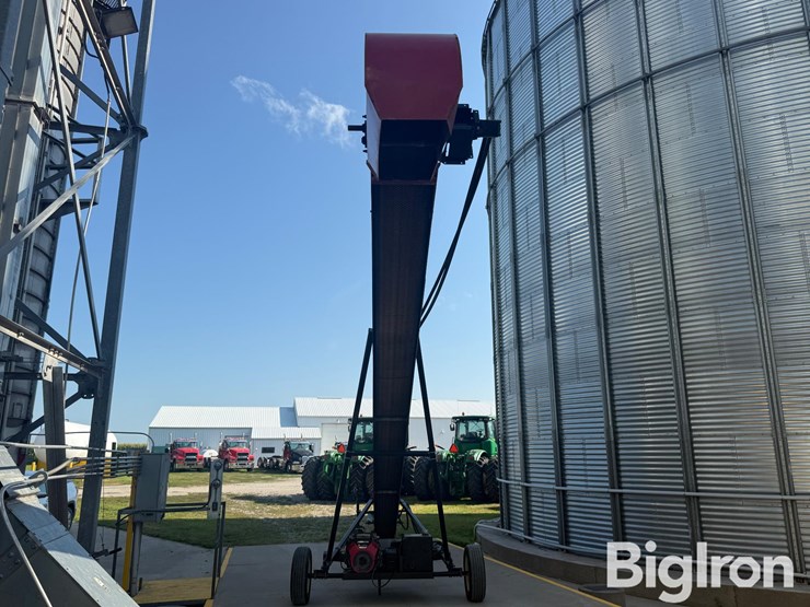 2022-universal-industries-1537-field-loader-self-propel-belt-conveyor-image-6