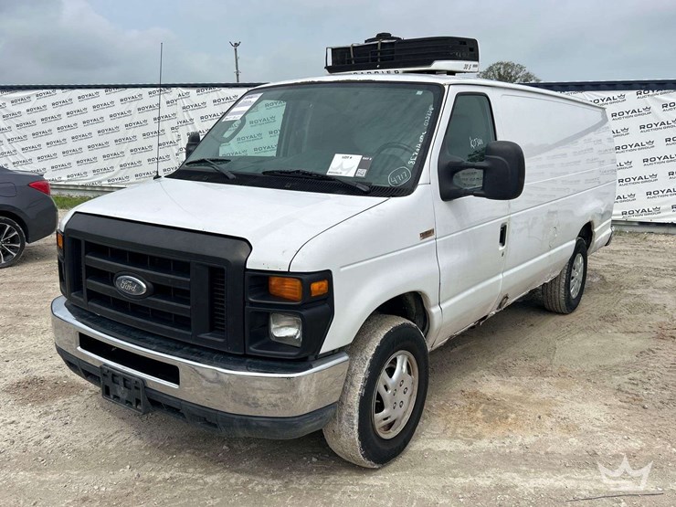 2012-ford-cargo-image-1