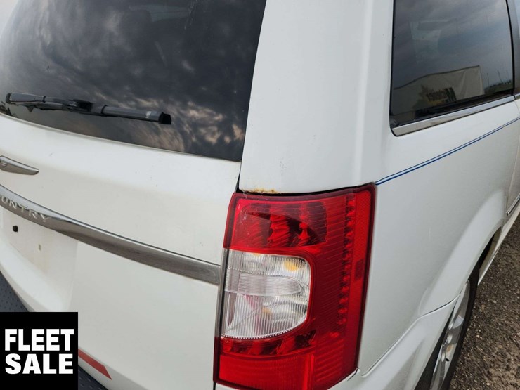 2015-chrysler-town-&-country-image-68