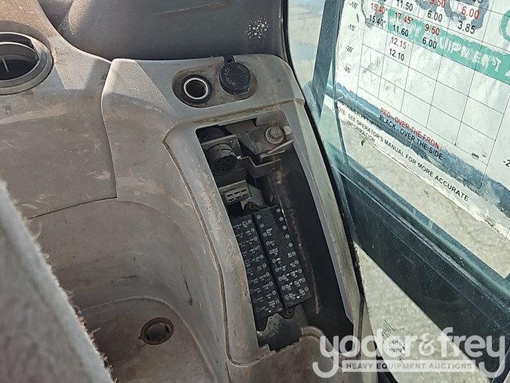 2018-deere-130g-image-43