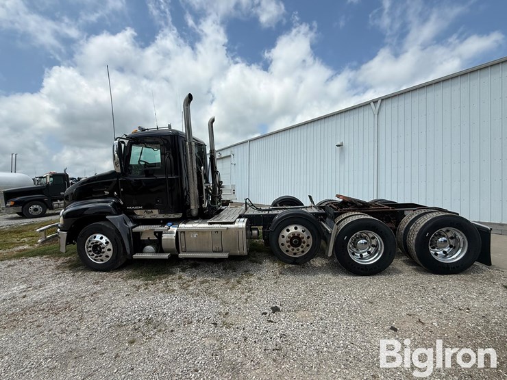 2015-mack-cxu613-t/a-truck-tractor-image-8