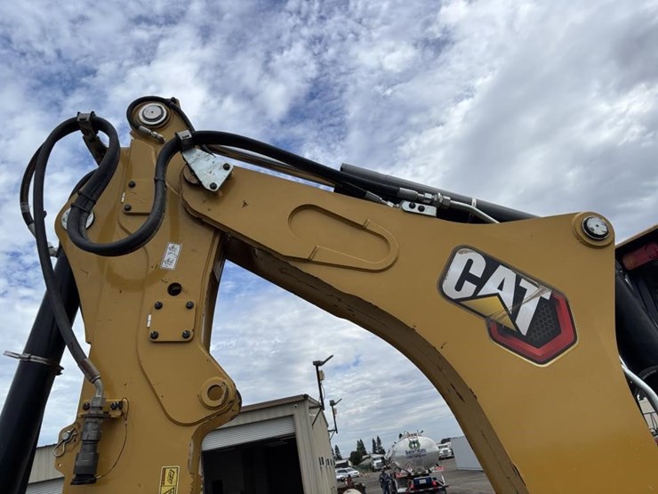 2022-caterpillar-430-image-22