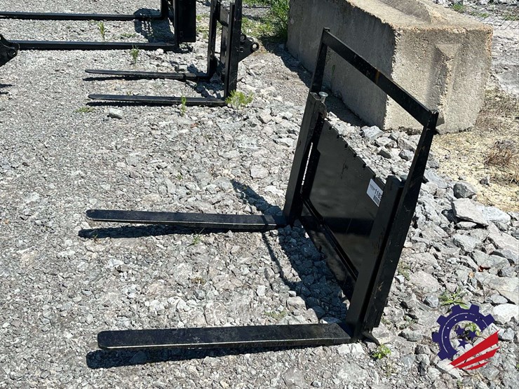 unused-2026-future-ft-xhc-mini-skid-steer-skid-steer-forks---[skid-steer-attachments]-attachment-image-2
