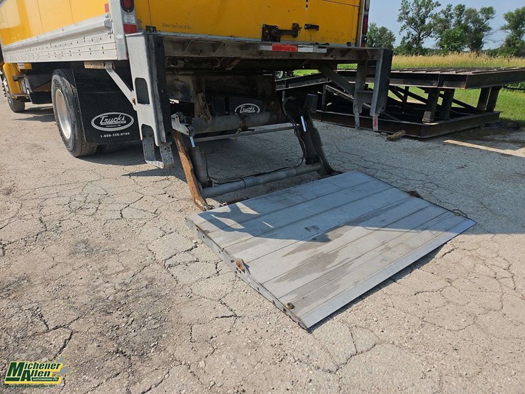 2015-freightliner-m2-106-image-30