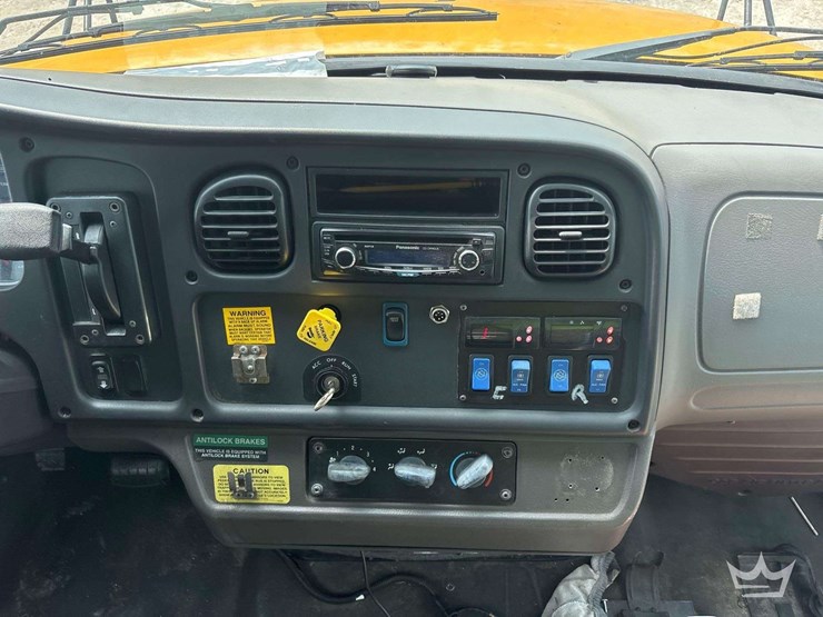 2016-freightliner-b2-image-12
