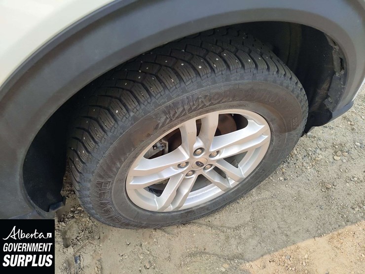2020-ford-explorer-xlt-image-28