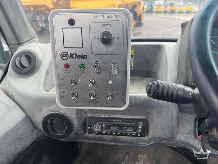2013-deere-250d-image-54