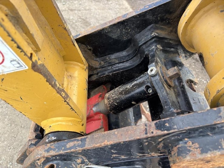 2022-caterpillar-430-image-17