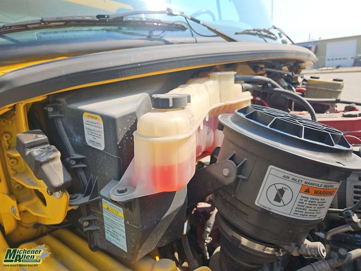 2015-freightliner-m2-106-image-26
