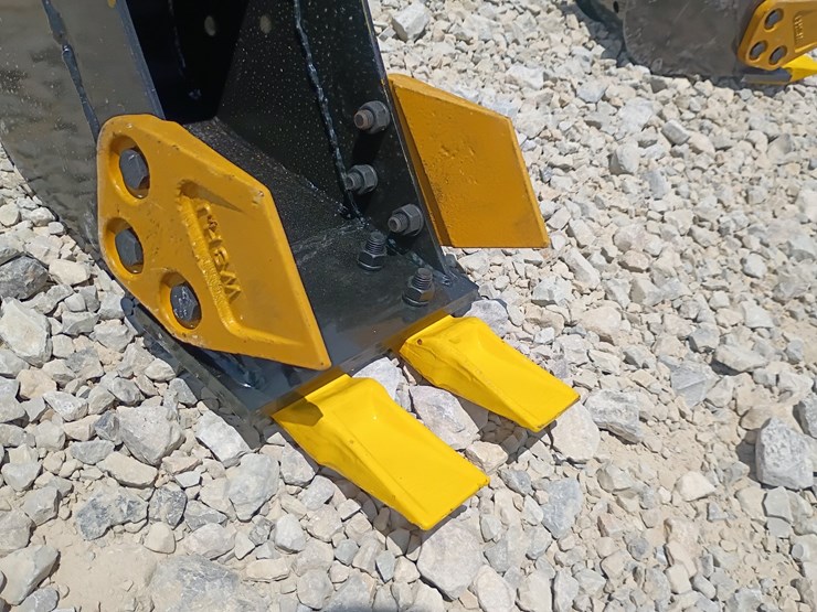 #l63-037-•-8"-bucket-mini-excavator-attachment-image-6