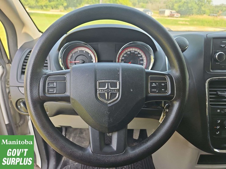 2013-dodge-grand-caravan-sxt-image-16