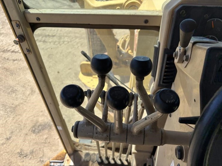 2005-caterpillar-143h-image-41