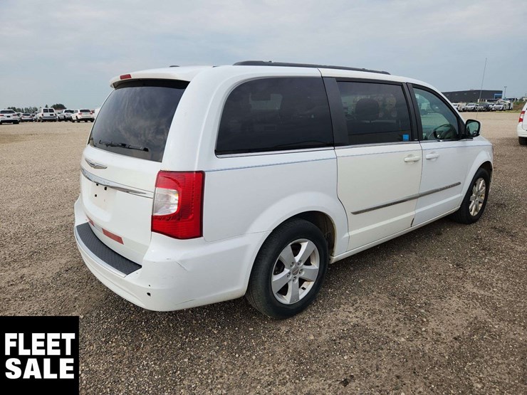 2015-chrysler-town-&-country-image-4
