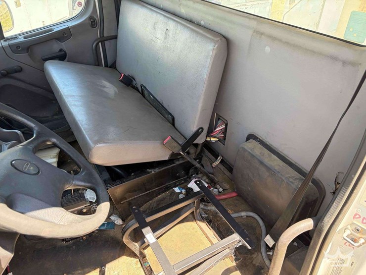 2018-freightliner-m2-106-image-11