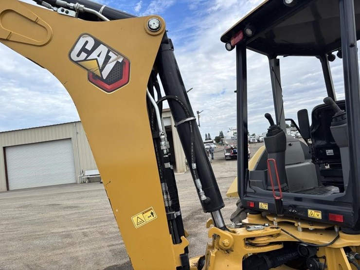 2022-caterpillar-430-image-23