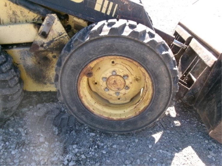 new-holland-l555-image-6