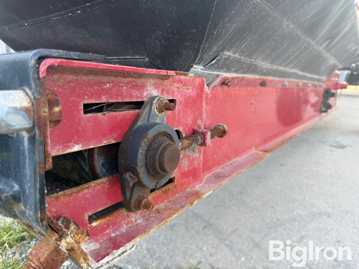 2022-universal-industries-1537-field-loader-self-propel-belt-conveyor-image-13