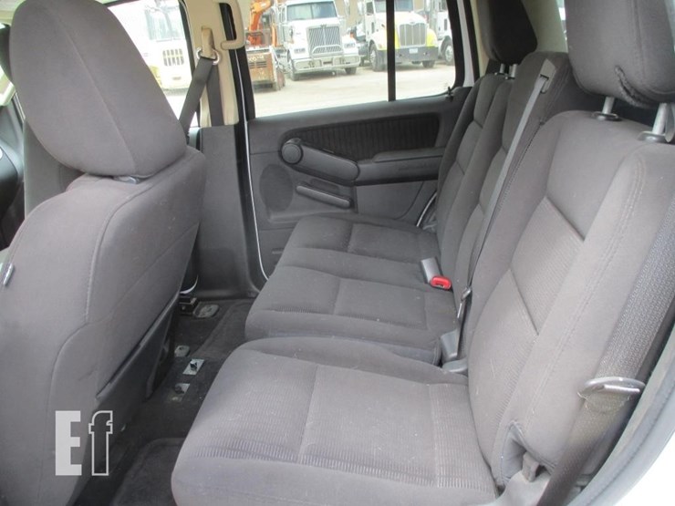 2010-ford-explorer-xlt-image-8