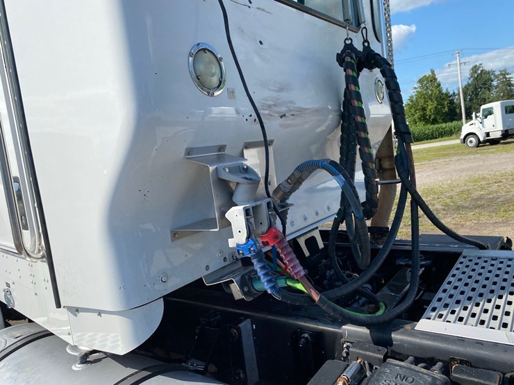 2018-kenworth-t440-image-45