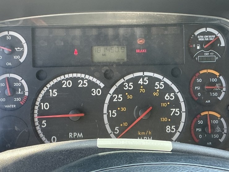 2013-freightliner-m2-106-image-19
