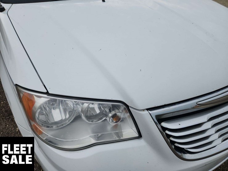 2015-chrysler-town-&-country-image-46